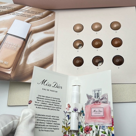 DiorPink Cosmetic Pouch“D” Star Zipper Charm, SkinGlow, Valentino Lipstick & EDP - Picture 4 of 17